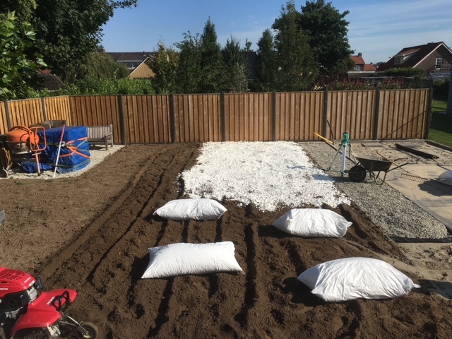 Lay out the Fytocell® bags on the right spot to work with Fytocell in lawns and gardens